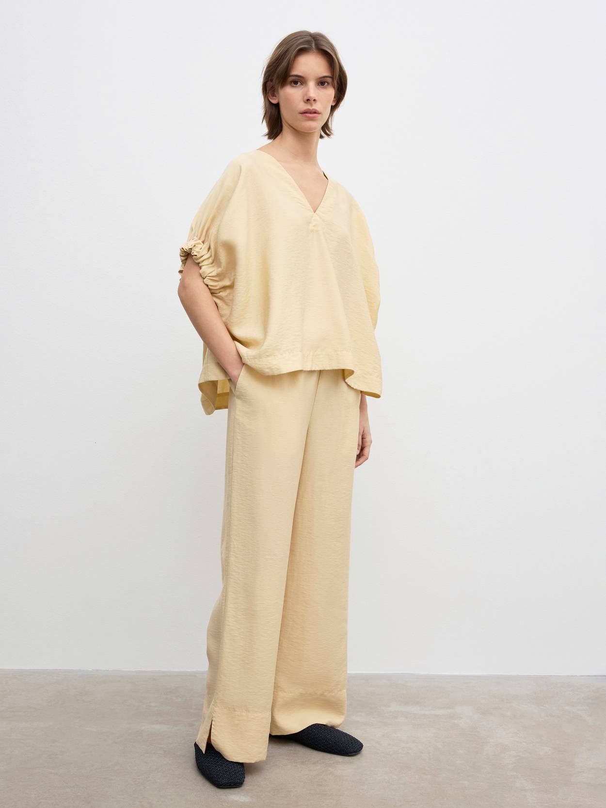Rouched v-neck top sand